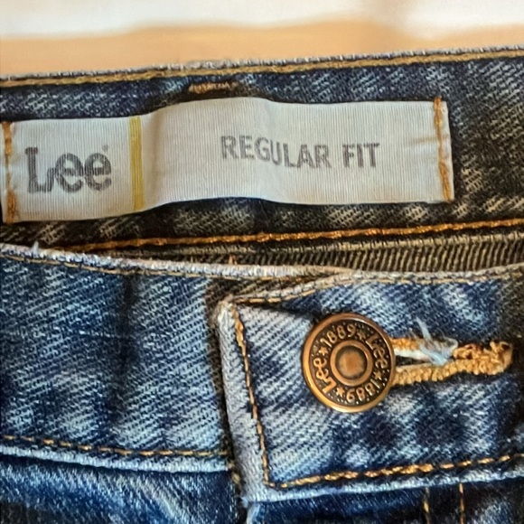 Lee Blue Jeans 33 x 34 Pre-owned Distressed (John on back pocket) - Picture 1 of 10